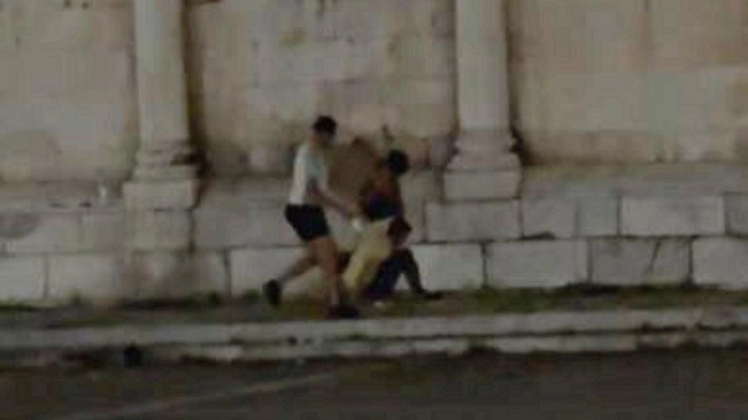 Un momento della violenta lite di ieri notte Un momento della violenta lite di ieri notte