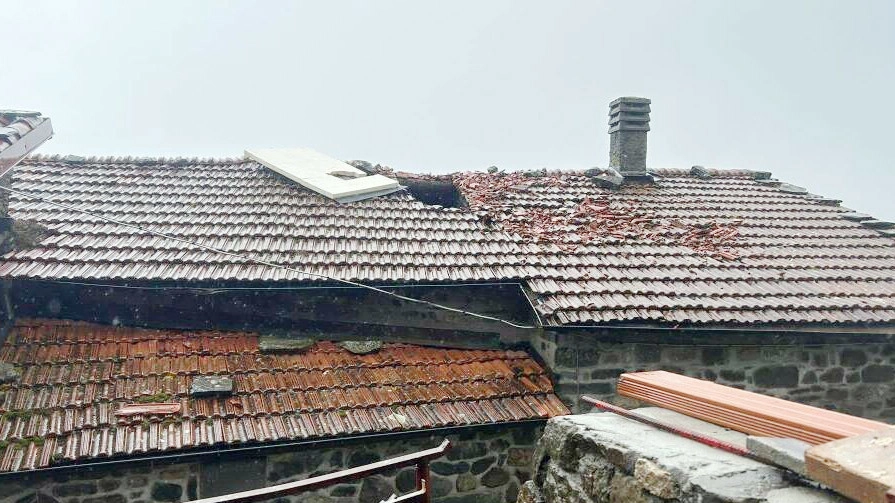 Uno dei tetti scoperchiati dalle raffiche di vento (Foto Borghesi)
