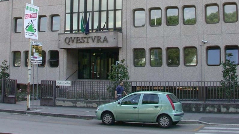L’esterno della Questura di Prato (Foto Attalmi) L’esterno della Questura di Prato (Foto Attalmi)