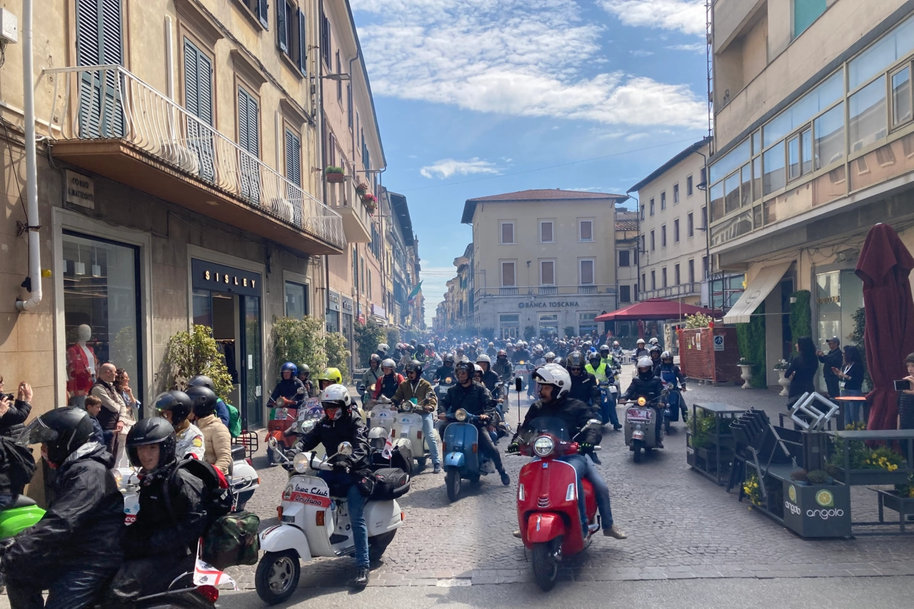Un raduno Vespa a Pontedera (foto d’archivio)