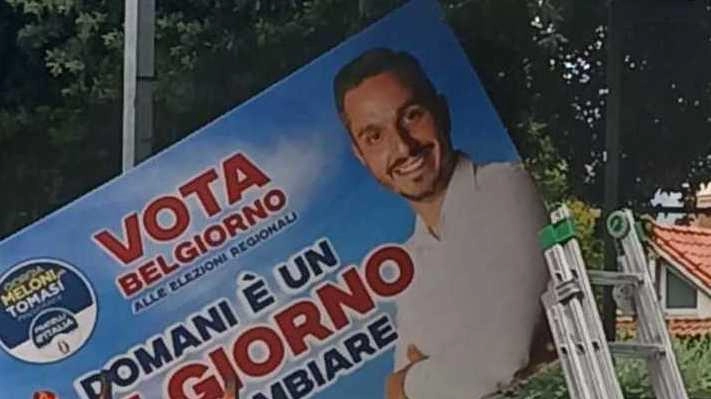 Il cartellone della campagna elettorale che viene tolto