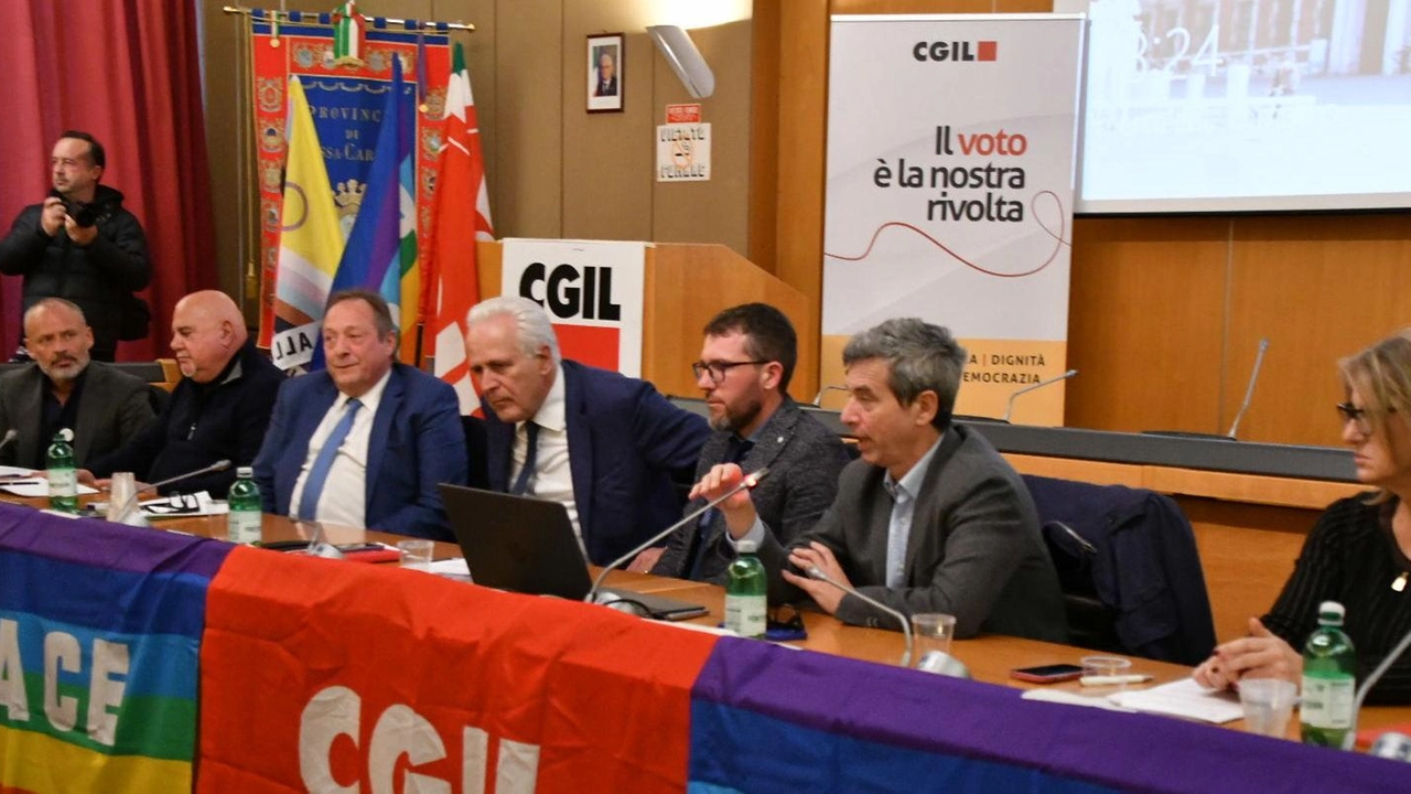 L’ex ministro Orlando ha parlato di un esodo della nautica da Spezia: "Lì si vira sul militare". Grande folla all’incontro sull’industria organizzato dalla Cgil con gli operatori dei vari settori.