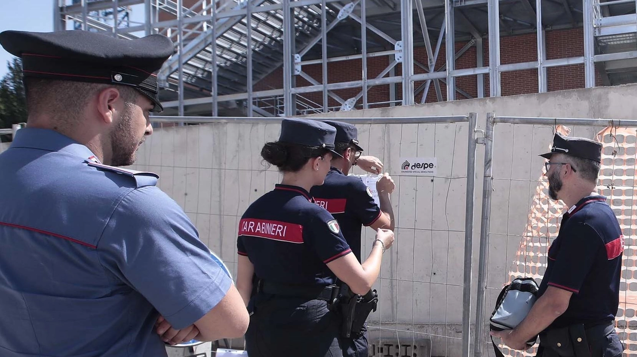 Le forze dell’ordine in Massetana presso il cantiere del centro commerciale che è stato messo sotto sequestro nella giornata di mercoledì Le forze dell’ordine in Massetana presso il cantiere del centro commerciale che è stato messo sotto sequestro nella giornata di mercoledì