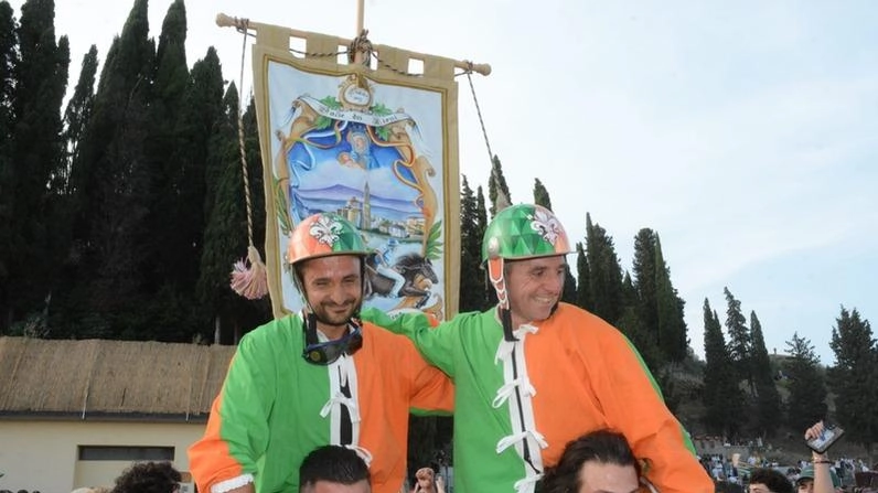 Qui sopra la vittoria di Porta fiorentina, Dino Pes su Bosea taglia per primo Qui sopra la vittoria di Porta fiorentina, Dino Pes su Bosea taglia per primo