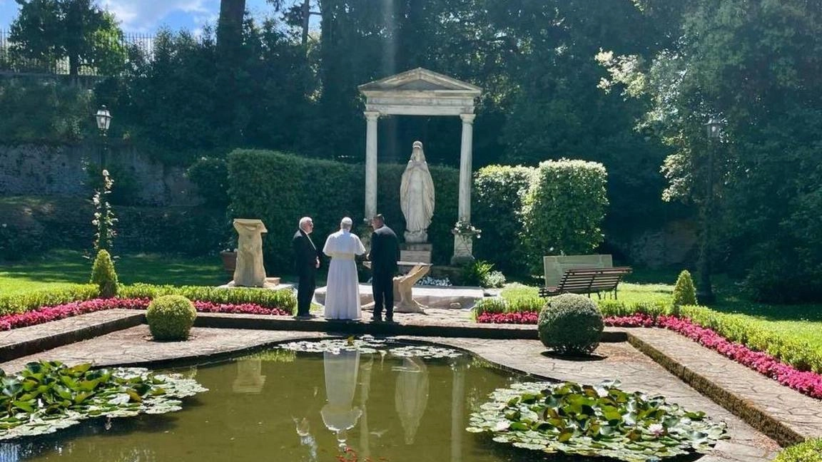 Papa Leone XIV sarà a Castel Gandolfo dal 6 al 20 luglio per riposo. Celebrerà messe e Angelus in diverse date. Papa Leone XIV sarà a Castel Gandolfo dal 6 al 20 luglio per riposo. Celebrerà messe e Angelus in diverse date.