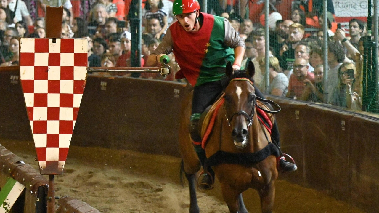 La protesta scritta in bacheca. Contenzioso fra Drago e Comune per la sede di Montesecco