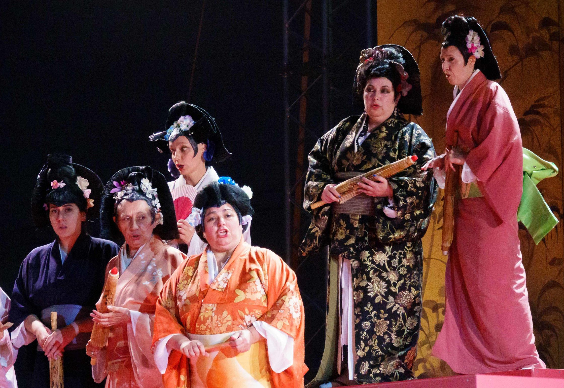 Una prima mondiale. La Signora dei mari splendida scenografia del Simon Boccanegra Una prima mondiale. La Signora dei mari splendida scenografia del Simon Boccanegra
