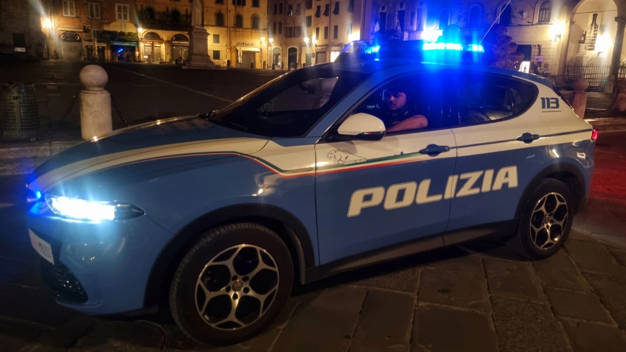 Una volante della polizia durante un controllo nella zona di piazza San Michele Una volante della polizia durante un controllo nella zona di piazza San Michele