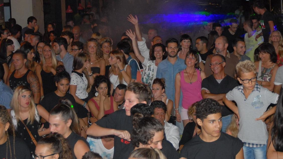 Vietata la vendita di bevande in bottiglia dalle 22 alle 6 in centro, ad Avenza e Marina. Gli esercizi di vicinato potranno essere aperti dalle 7 alle 24 fino al 14 settembre. Vietata la vendita di bevande in bottiglia dalle 22 alle 6 in centro, ad Avenza e Marina. Gli esercizi di vicinato potranno essere aperti dalle 7 alle 24 fino al 14 settembre.