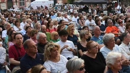 La piazza affollata dell’edizione dello scorso anno durante il Paper. fest La piazza affollata dell’edizione dello scorso anno durante il Paper. fest