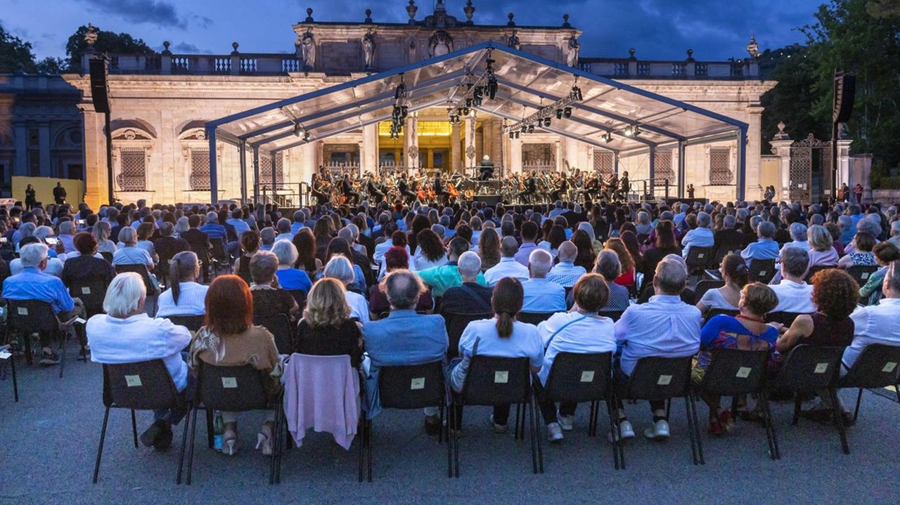Ovazione per il maestro Zubin Mehta e l’orchestra. Il red carpet delle grandi occasioni illumina lo stabilimento Ovazione per il maestro Zubin Mehta e l’orchestra. Il red carpet delle grandi occasioni illumina lo stabilimento