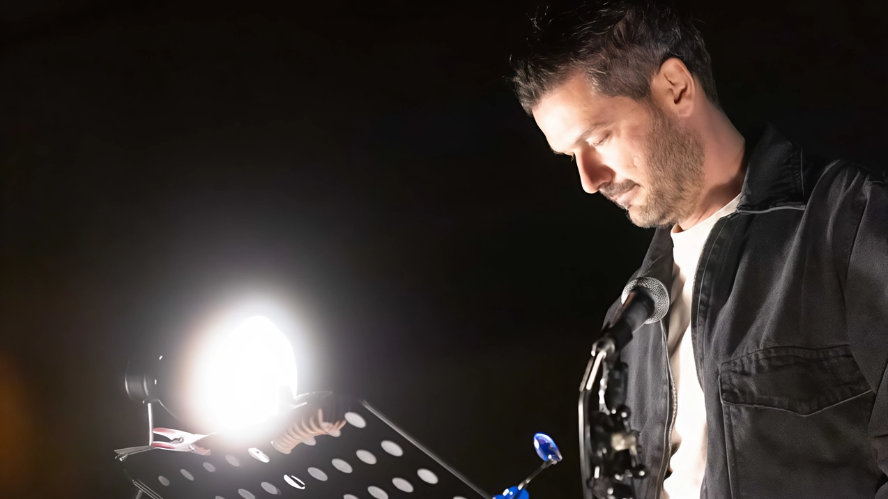 Andrea Bindi è. vigile del fuoco e anche poeta. Qualche giorno fa, in una piazza San Domenico piena,. ha presentato il suo nuovo libro, «Una storia vera». La realtà come. punto di partenza per storie dentro e fuori dalla caserma Andrea Bindi è. vigile del fuoco e anche poeta. Qualche giorno fa, in una piazza San Domenico piena,. ha presentato il suo nuovo libro, «Una storia vera». La realtà come. punto di partenza per storie dentro e fuori dalla caserma