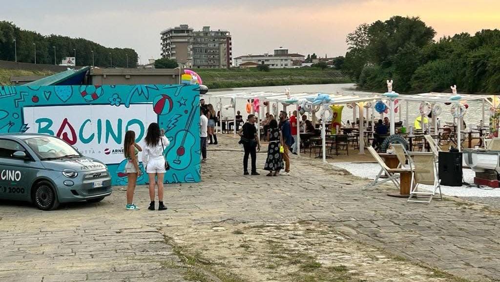 Luci spente sul fiume, lo storico locale non riapre: “Ci sono dei problemi”