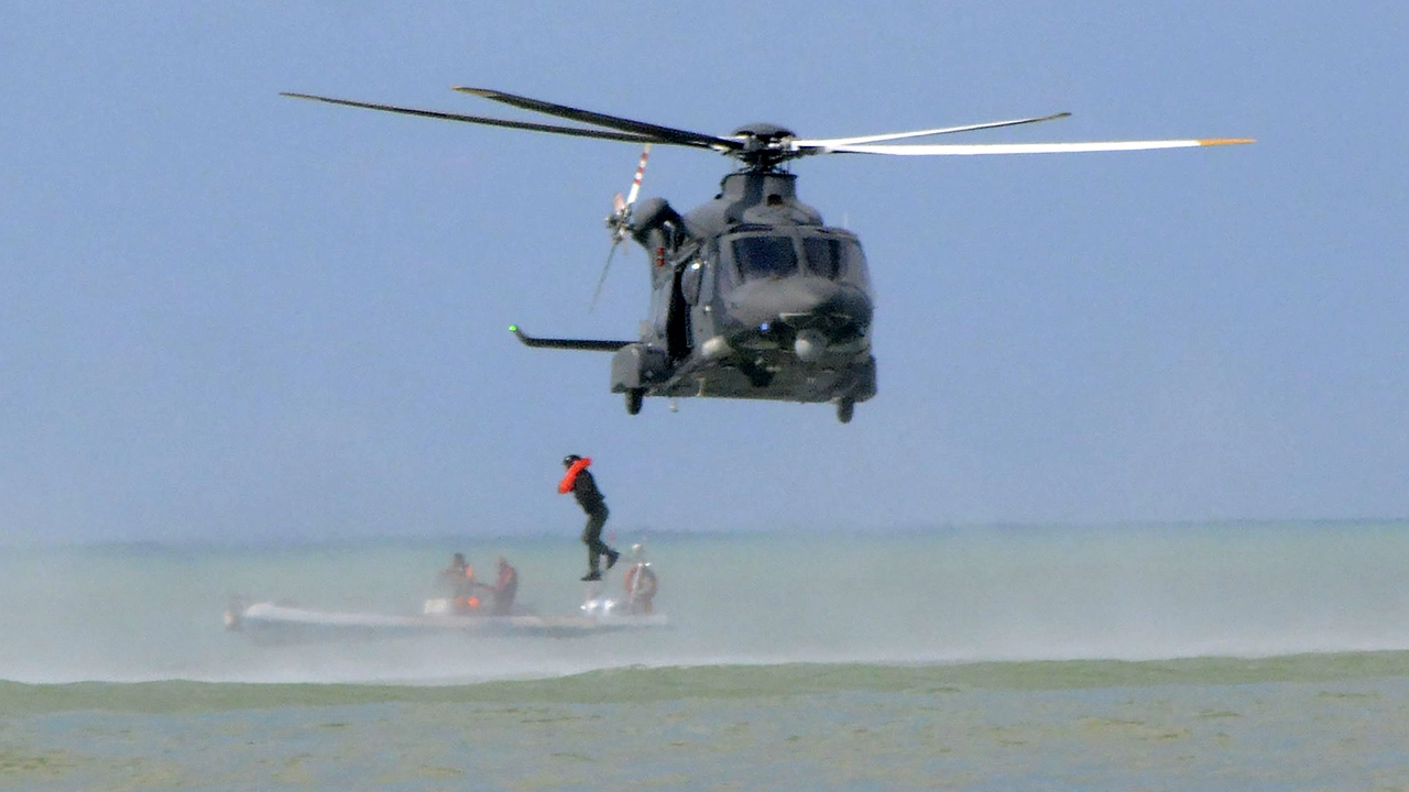 L’esercitazione organizzata dall’Aeronautica Militare sulla spiaggia e nelle acque di Marina di Grosseto (foto Aprili) L’esercitazione organizzata dall’Aeronautica Militare sulla spiaggia e nelle acque di Marina di Grosseto (foto Aprili)