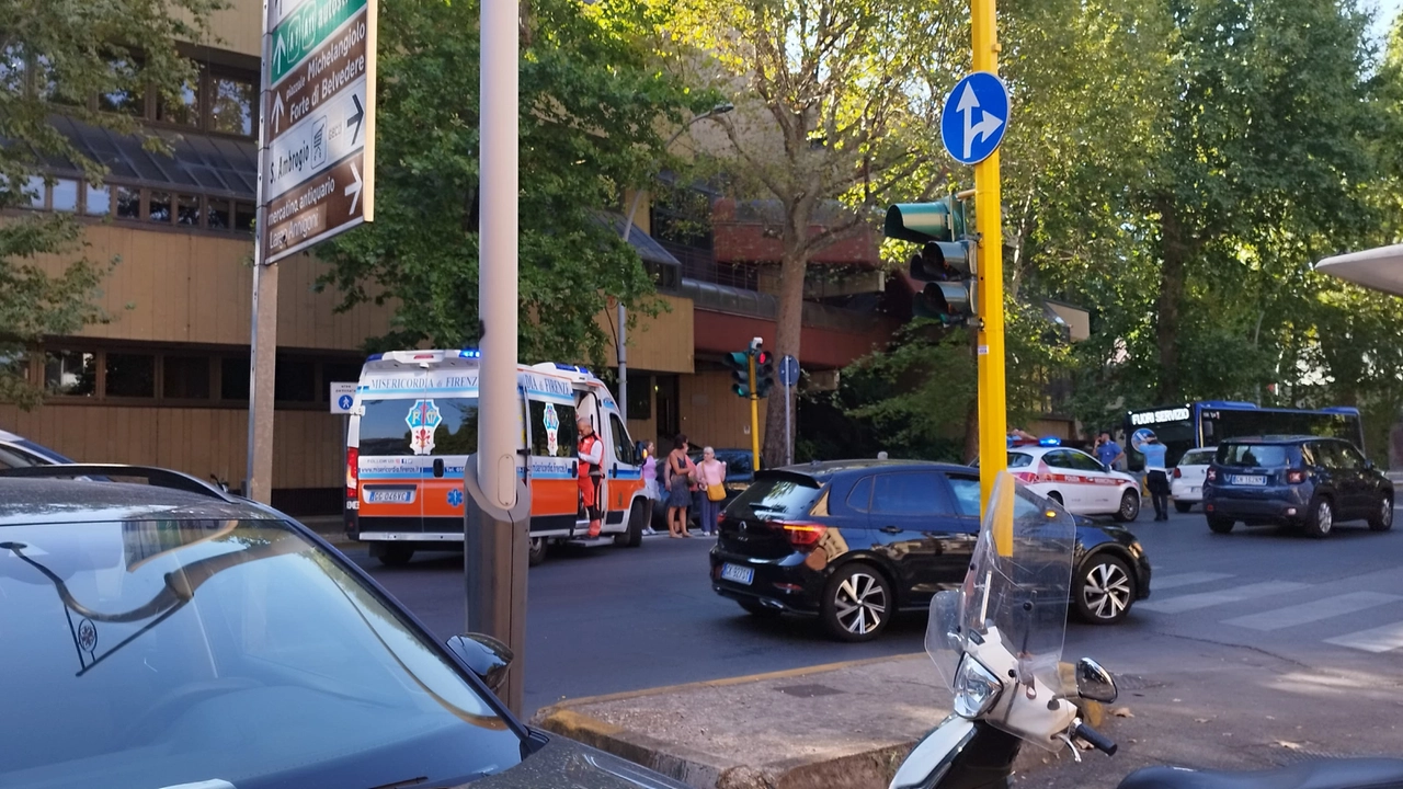 Incidente in viale Giovine Italia, sul posto ambulanza della Misericordia, vigili urbani e carabinieri