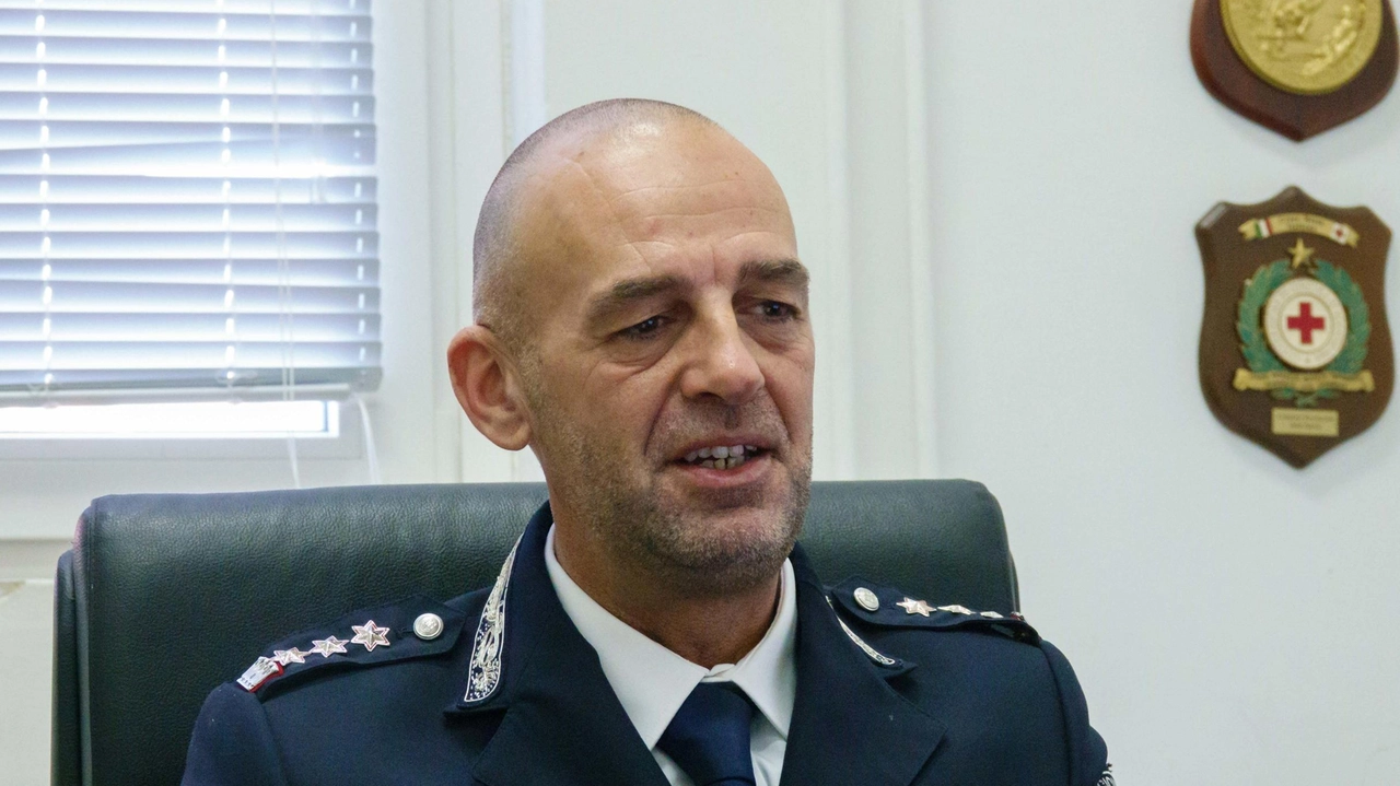 Donna in fuga... senza patente. Inseguita nel traffico e denunciata
