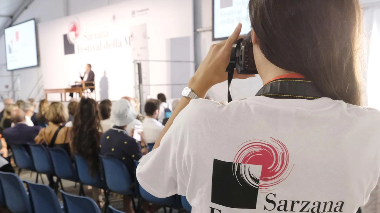 Una studentessa volontaria al Festival della mente in una foto d’archivio relativa a una delle scorse edizioni Una studentessa volontaria al Festival della mente in una foto d’archivio relativa a una delle scorse edizioni