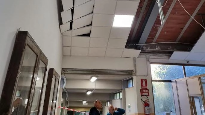 Il sopralluogo all’Itis ’Avogadro’ dopo il crollo dei controsoffitti Il sopralluogo all’Itis ’Avogadro’ dopo il crollo dei controsoffitti