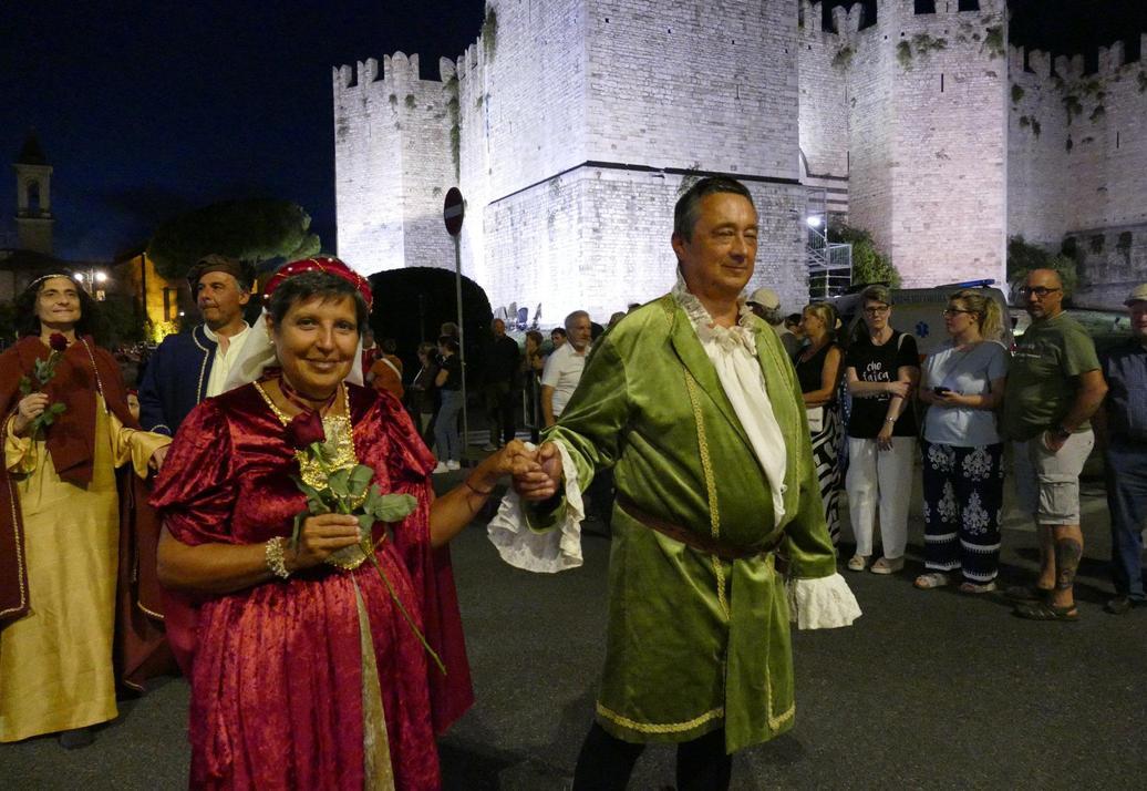 https://www.lanazione.it/image-service/view/acePublic/alias/contentid/ODVjZTUzNWMtMzQ1Ni00/0/corteo-in-forma-ridotta-sfilano-300-figuranti-14-i-gruppi-presenti-poi-le-note-di-wangen.jpeg?f=1.90:1&w=1200