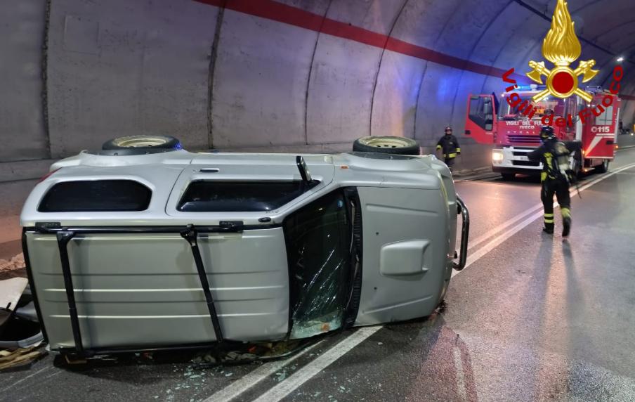 Incidente in galleria: auto su un fianco. Scattano i soccorsi sulla 79bis