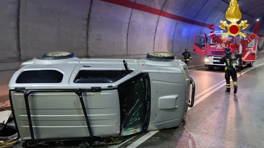 L'auto rovesciata in galleria sulla statale 79 bis: l'uomo al volante non è grave