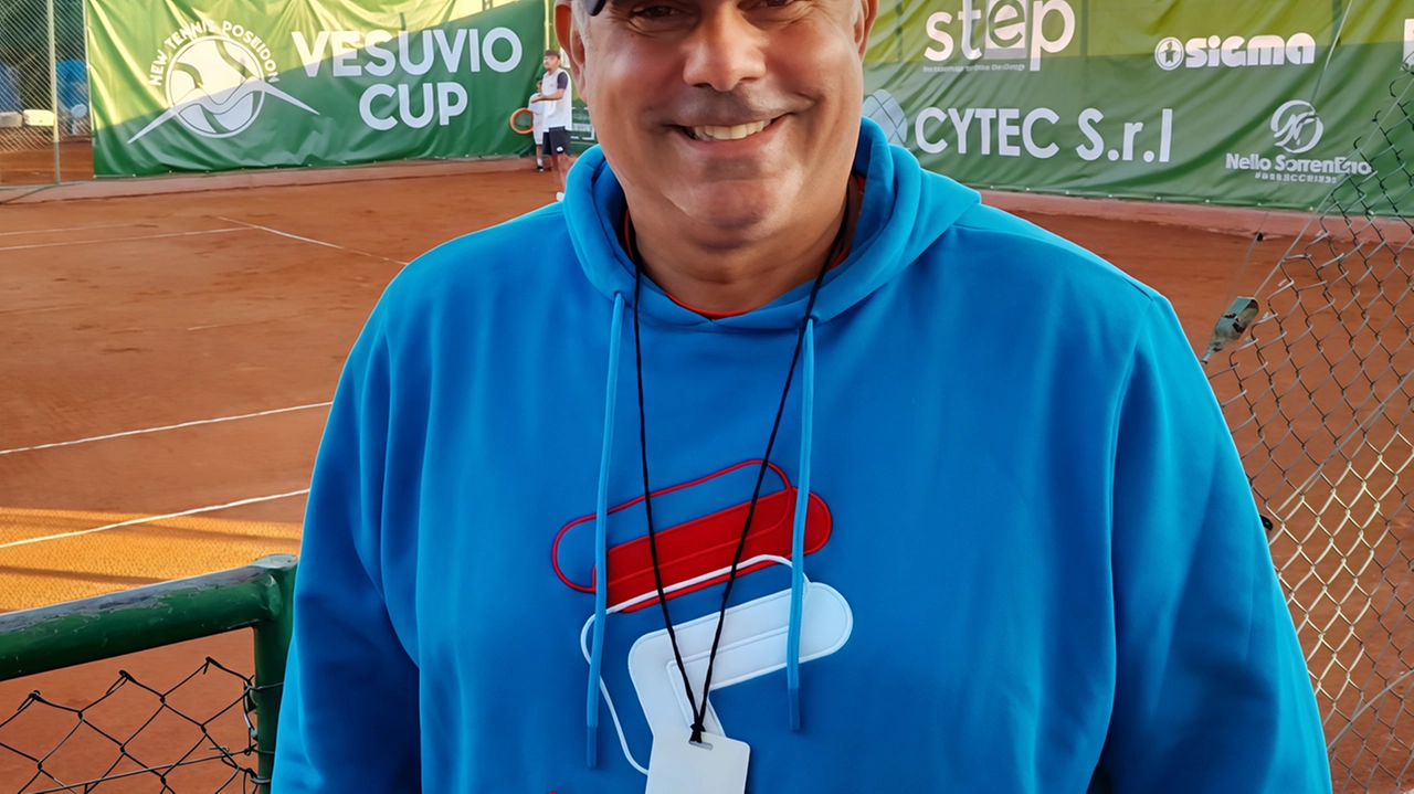 Ex campione di tennis e allenatore a colloquio con gli studenti, stamani al teatro dei Ricomposti di Anghiari, per esaltare i veri principi dello sport Ex campione di tennis e allenatore a colloquio con gli studenti, stamani al teatro dei Ricomposti di Anghiari, per esaltare i veri principi dello sport