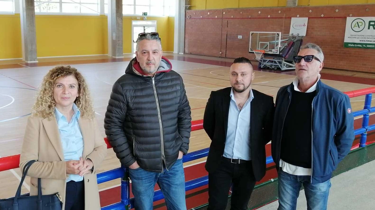 Da domani gli allenamenti della pallacanestro, gli studenti delle scuole nel pallone adiacente. Il sindaco De Caro: "Uno spazio per tutti". Gabrielli: "Abbiamo richieste anche dal calcio a 5". Da domani gli allenamenti della pallacanestro, gli studenti delle scuole nel pallone adiacente. Il sindaco De Caro: "Uno spazio per tutti". Gabrielli: "Abbiamo richieste anche dal calcio a 5".