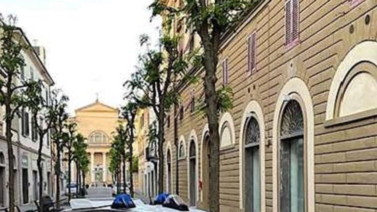 Una pattuglia dei carabinieri di fronte alla sede della compagnia e della stazione di Pontedera, nella centralissima via Lotti Una pattuglia dei carabinieri di fronte alla sede della compagnia e della stazione di Pontedera, nella centralissima via Lotti