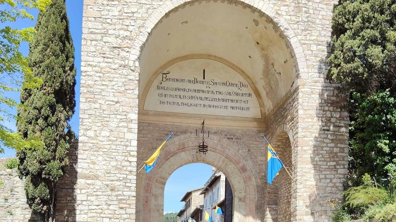Le nuove bandiere ornano le vie e le piazze di Assisi in vista della grande festa del Calendimaggio che andrà in scena dal 7 al 10 maggio Le nuove bandiere ornano le vie e le piazze di Assisi in vista della grande festa del Calendimaggio che andrà in scena dal 7 al 10 maggio