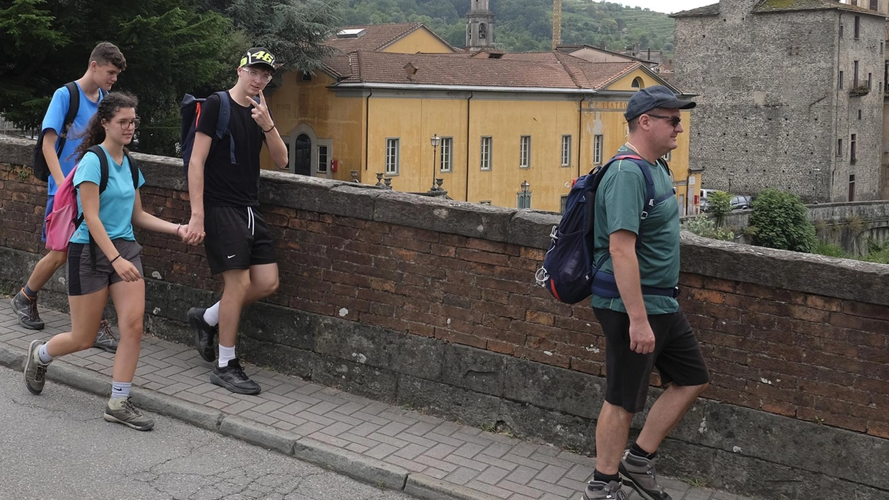 Turisti in visita alle bellezze apuane