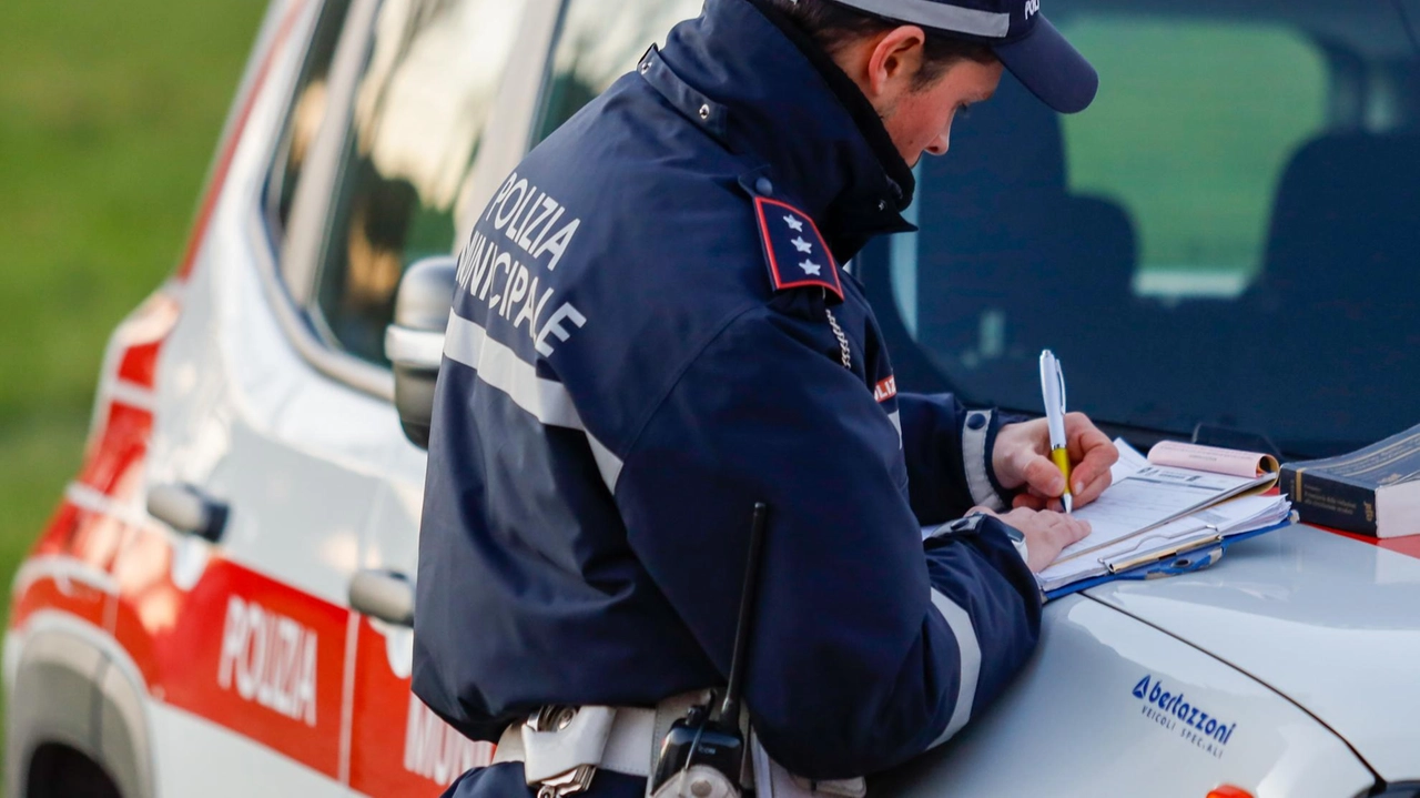 In una foto d’archivio, una pattuglia della polizia municipale al lavoro durante i rilievi di un incidente stradale In una foto d’archivio, una pattuglia della polizia municipale al lavoro durante i rilievi di un incidente stradale