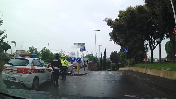 Intervento della polizia municipale sulla rampa Spadolini