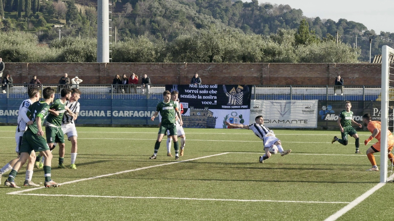 SERAVEZZA 0 SIENA 0 SERAVEZZA (3-5-2): Lagomarsini; Mosti (21’st Lepri), Coly, Sanzone; Sava, Bedini, Menghi, Greco (47’st Conde), Paolieri (21’st Sforzi); Bocci,...