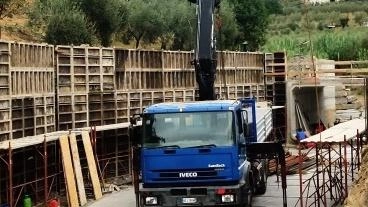 Al centro della polemica gli argini in cemento armato e il ponte carrabile. L’intervento è stato attuato dal Genio Civile per eliminare il vecchio guado . .