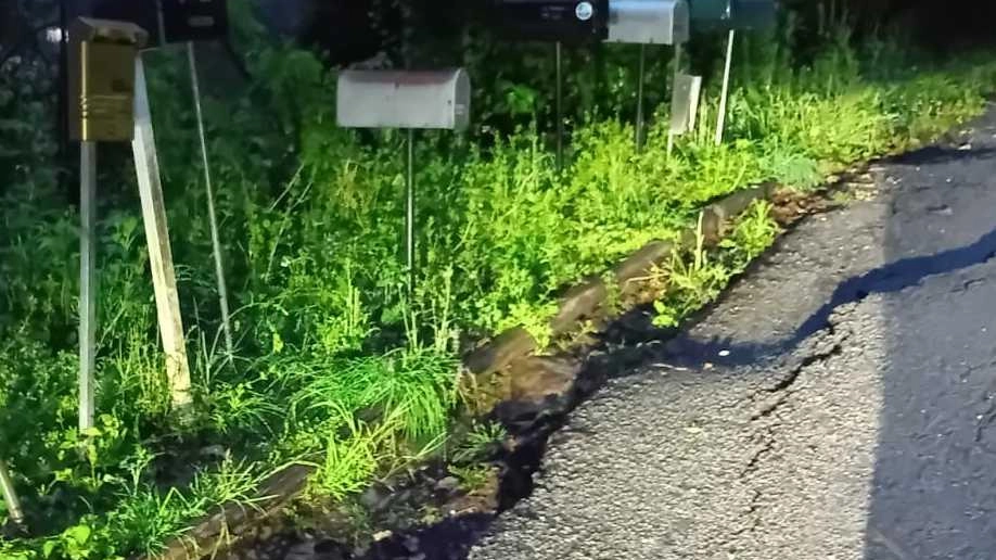Il tratto di strada in via Montebello, a Strettoia, dove domenica sera il manto si è di nuovo aperto tra la preoccupazione dei residenti che hanno subito segnalato l’episodio