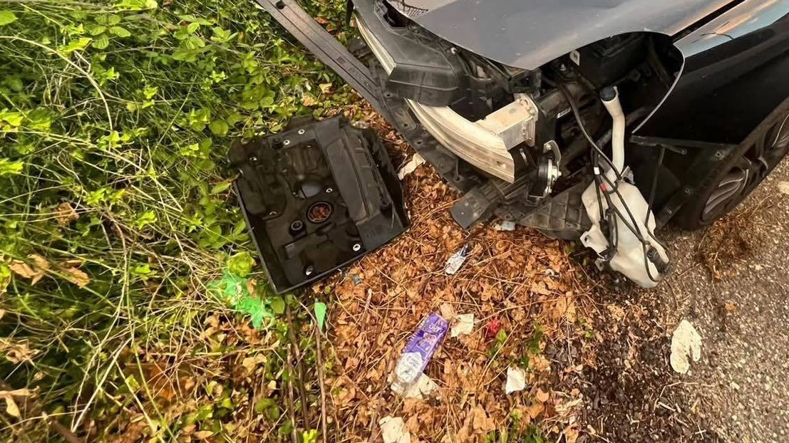 Parcheggia l’auto e la ritrova completamente saccheggiata: spariti il parafango, i fari anteriori, lo stemma dell’Alfa Romeo, parte del volante... Parcheggia l’auto e la ritrova completamente saccheggiata: spariti il parafango, i fari anteriori, lo stemma dell’Alfa Romeo, parte del volante...