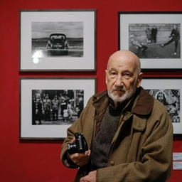 Morto Gianni Berengo Gardin, gigante della fotografia: dal reportage sui manicomi alle grandi navi a Venezia
