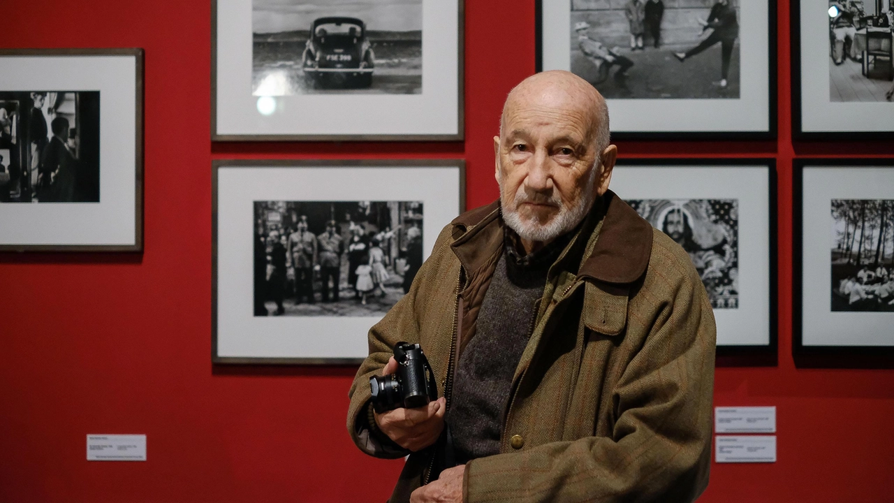 Gianni Berengo Gardin in una foto del 2017 (Ansa)