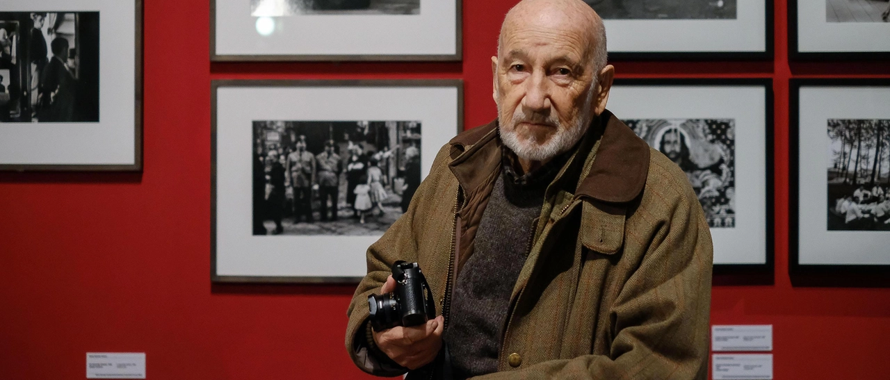 Morto Gianni Berengo Gardin, gigante della fotografia: dal reportage sui manicomi alle grandi navi a Venezia