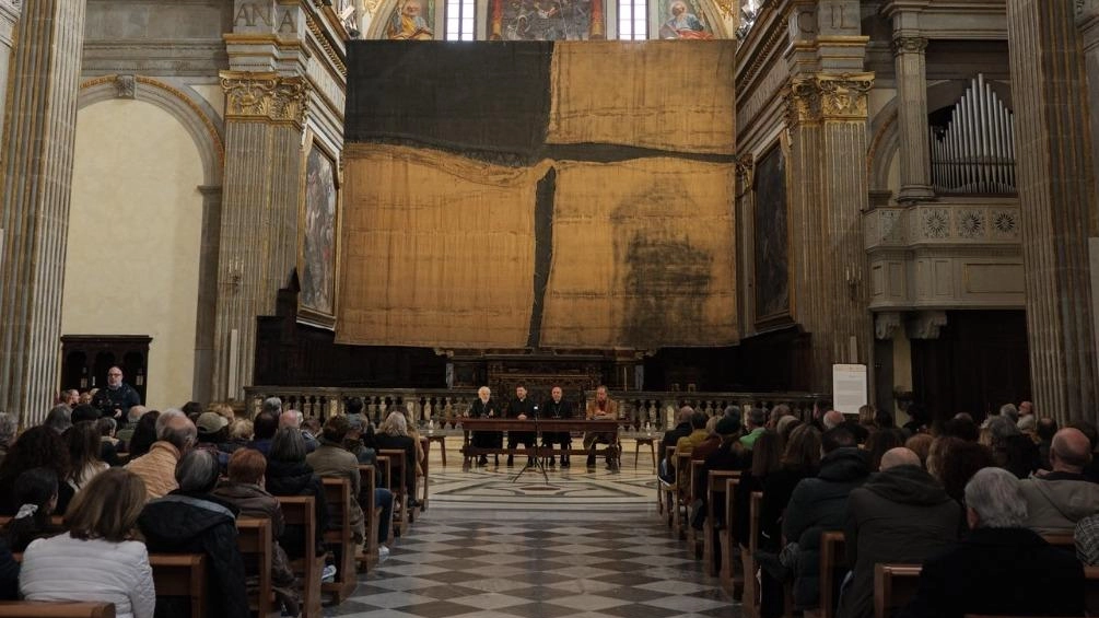Il ’Grande Sacco’ del maestro Alberto Burri esposto nella Cattedrale di Città di Castello Il ’Grande Sacco’ del maestro Alberto Burri esposto nella Cattedrale di Città di Castello