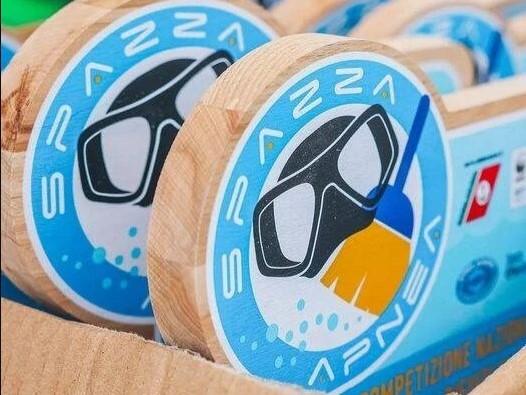 torna a marina spazzapnea la gara di pulizia di rifiuti subacquei