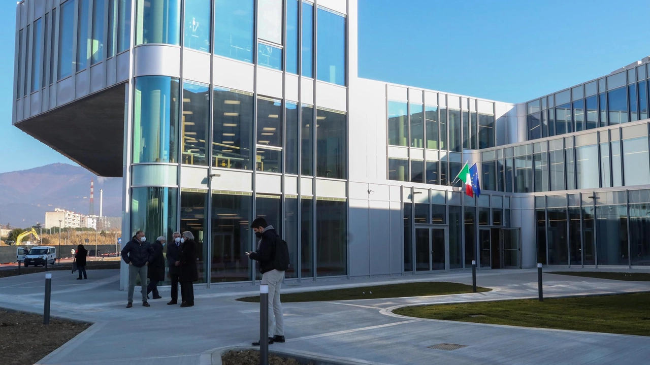 Due furti in una settimana: rubati oltre cento dispositivi. Il rientro in classe sarà senza computer. La denuncia del preside: "Un danno per tutta la comunità. Ma è difficile prendere contromisure". Due furti in una settimana: rubati oltre cento dispositivi. Il rientro in classe sarà senza computer. La denuncia del preside: "Un danno per tutta la comunità. Ma è difficile prendere contromisure".