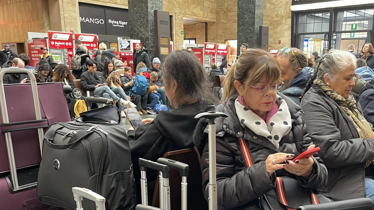 Viaggiatori in attesa nella sala della stazione di Santa Maria Novella a Firenze: una scena consueta
