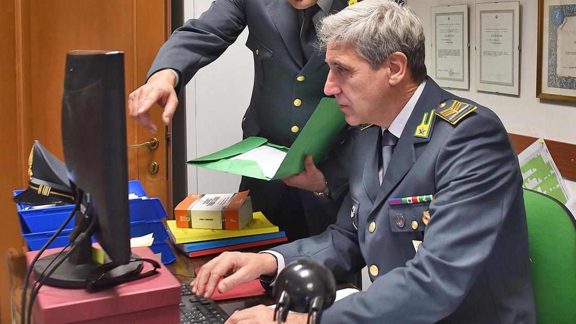 Il blitz dei finanzieri. La merce è contraffatta. Scatta il maxi sequestro Il blitz dei finanzieri. La merce è contraffatta. Scatta il maxi sequestro