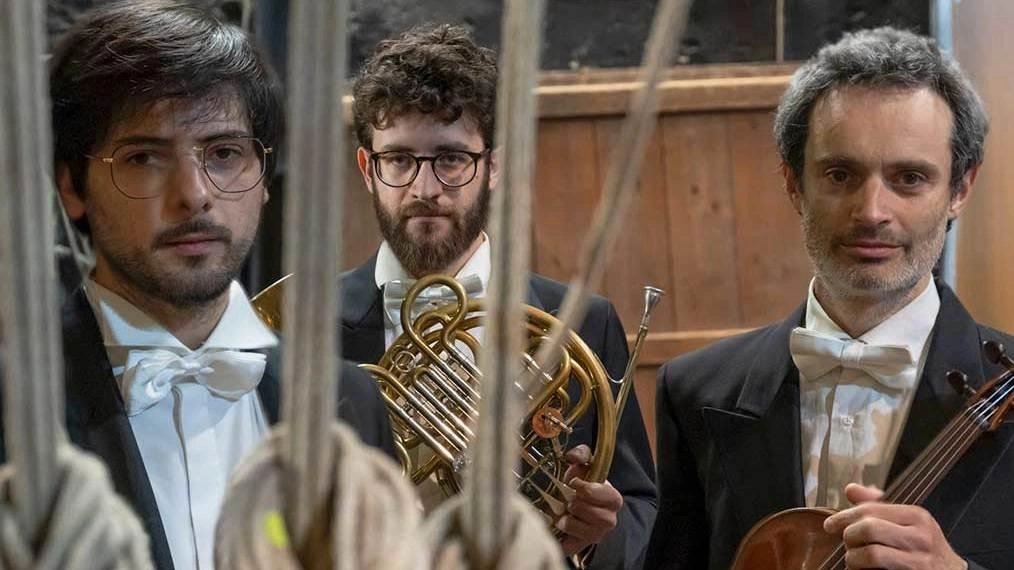 Un concerto e poi tutti a brindare per un aperitivo prima del pranzo della domenica grazie alle sinfonie suonate... Un concerto e poi tutti a brindare per un aperitivo prima del pranzo della domenica grazie alle sinfonie suonate...