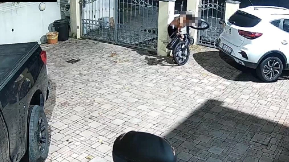 Il malvivente pizzicato dalle telecamere mentre cerca di. portare la bici elettrica al di là del cancello dell’abitazione Il malvivente pizzicato dalle telecamere mentre cerca di. portare la bici elettrica al di là del cancello dell’abitazione