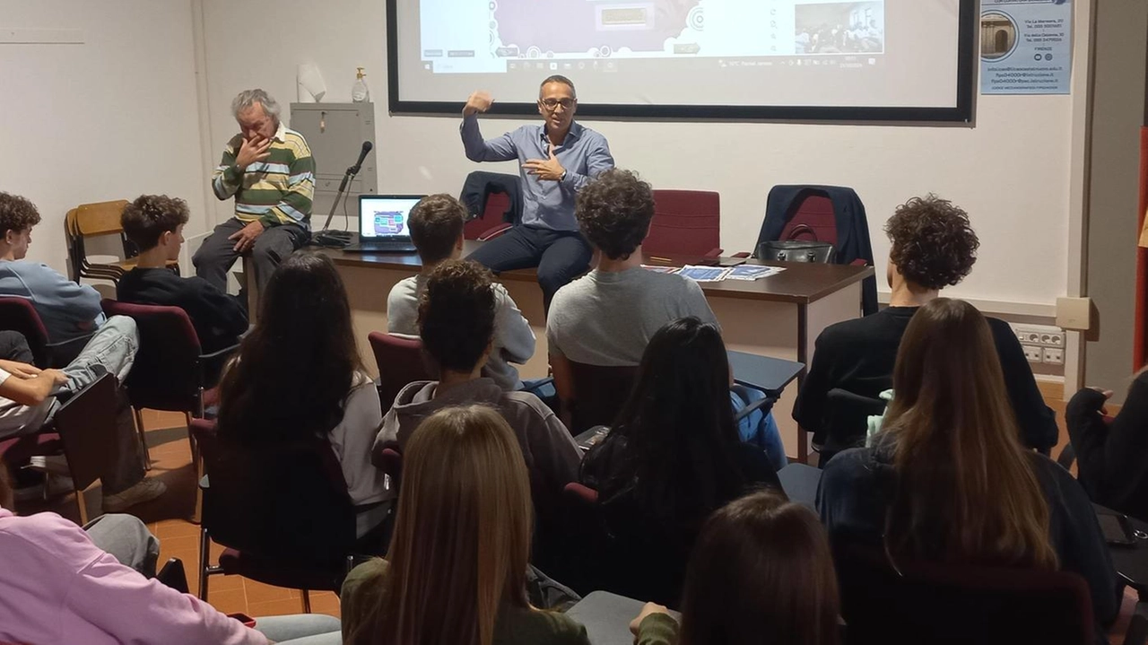 La lezione in aula magna con il professor Stefano Guigli ed il vicedirettore Andrea Pacifici La lezione in aula magna con il professor Stefano Guigli ed il vicedirettore Andrea Pacifici