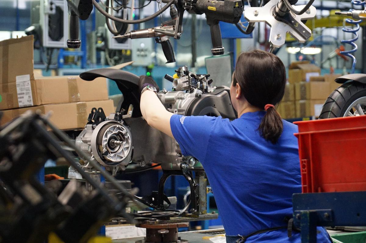Piaggio resiste alla crisi, i Colaninno ai sindacati: “Investimenti cresciuti”