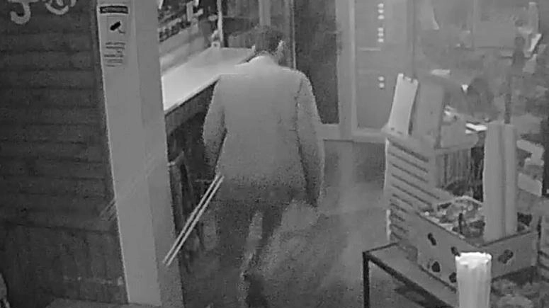 Un fotogramma nel quale. si vede il balordo in azione nel bar di via Pistoiese Un fotogramma nel quale. si vede il balordo in azione nel bar di via Pistoiese
