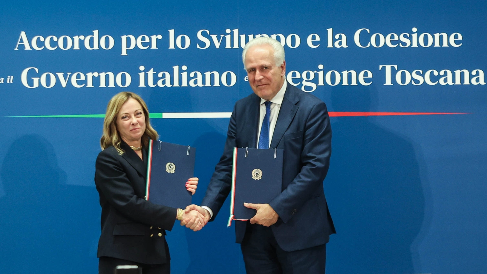 La stretta di mano tra la premier Giorgia Meloni e il governatore Eugenio Giani (Foto Cabras / New Press Photo)